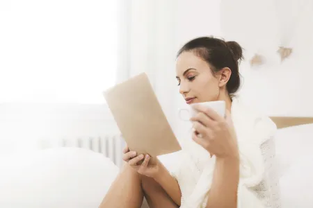 mujer leyendo un libro