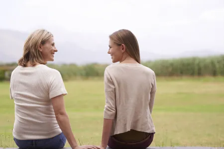 Madre e hija sentadas y juntas