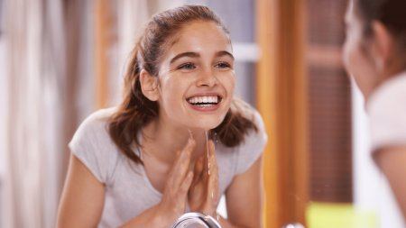 Tu piel - adolescente sonriendo en el espejo 